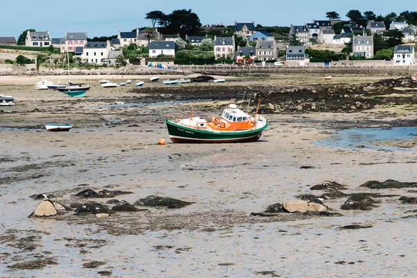 Navires échoués à marée basse dans l'île de Batz — Photo