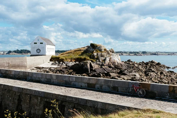 Cykel i hamnen på ön Batz — Stockfoto