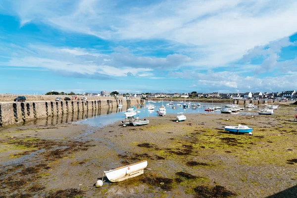 Stranded ships at low tide in the harbour of Roscoff — Stock Photo, Image
