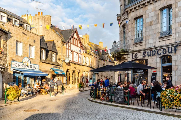 Roscoff caddesindeki restoranlarda eğlenen ler — Stok fotoğraf