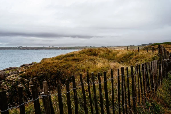 A paisagem marinha selvagem na costa da Bretanha — Fotografia de Stock