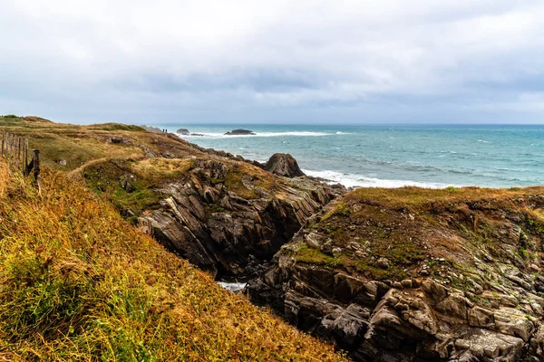 Мальовничий вид на скелі і море проти неба — стокове фото