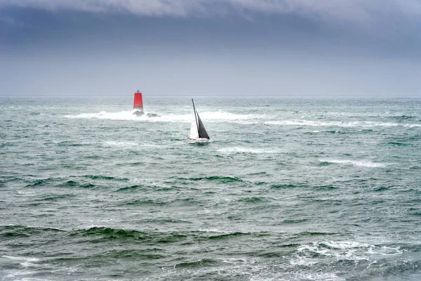 Zeilboot in zee met stormachtig weer — Stockfoto