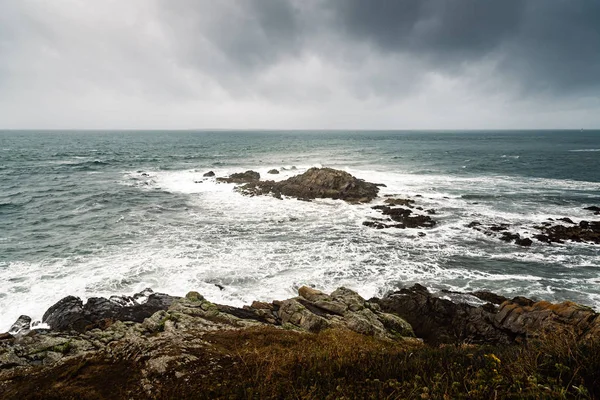 Vista panorâmica de falésias e mar contra céu — Fotografia de Stock