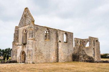 Re Adası'ndaki eski manastırın yıkıntlığı