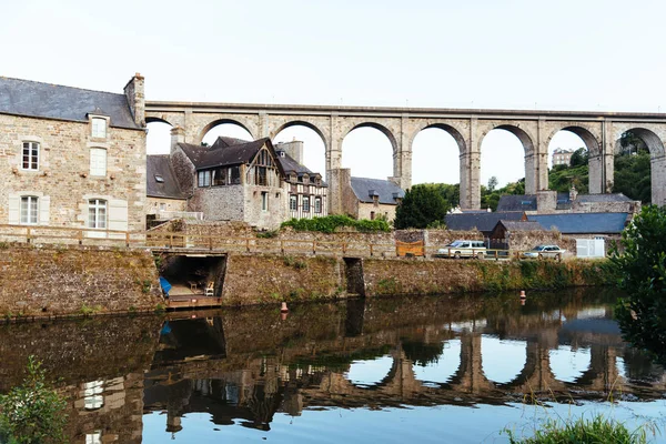 Vue sur le viaduc de Dinan sur la rivière Rance et le port — Photo