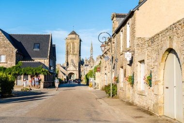 Brittany'deki Orta Çağ köyü Locronan'ı görüntüleyin