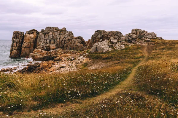 Brittany gökyüzüne karşı deniz manzarası Manzara görünümü — Stok fotoğraf