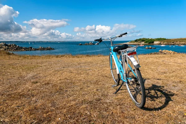 Fahrrad gegen das Meer auf der Insel Batz geparkt — Stockfoto