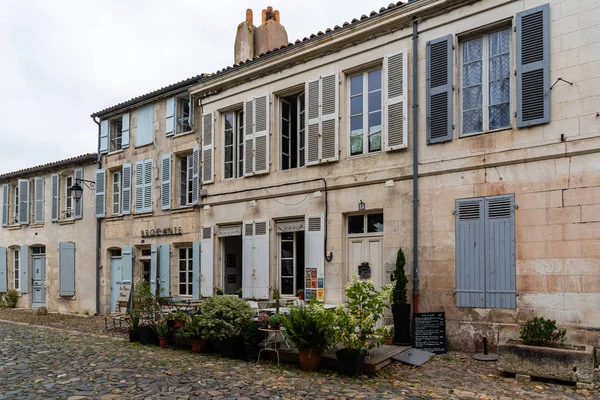 Rue avec maisons anciennes à Saint Martin de Re — Photo