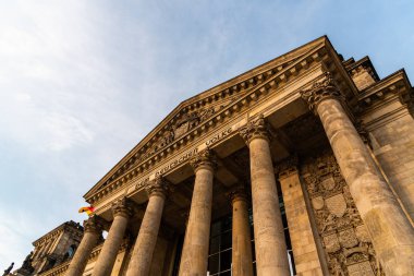 Berlin'deki Reichstag binasının yakın çekim düşük açılı görünümü