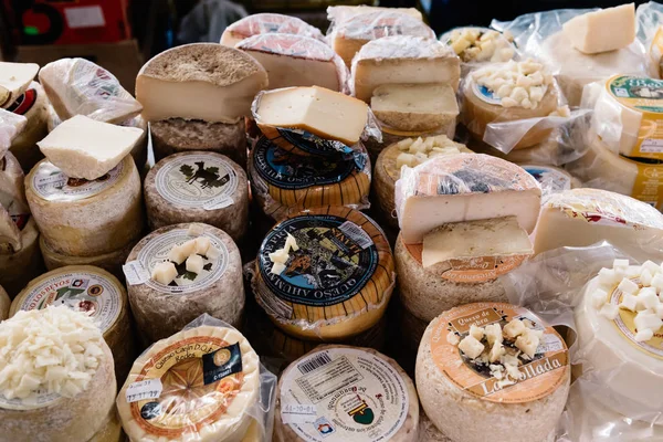 Assortiment de fromages asturiens traditionnels sur le marché alimentaire — Photo