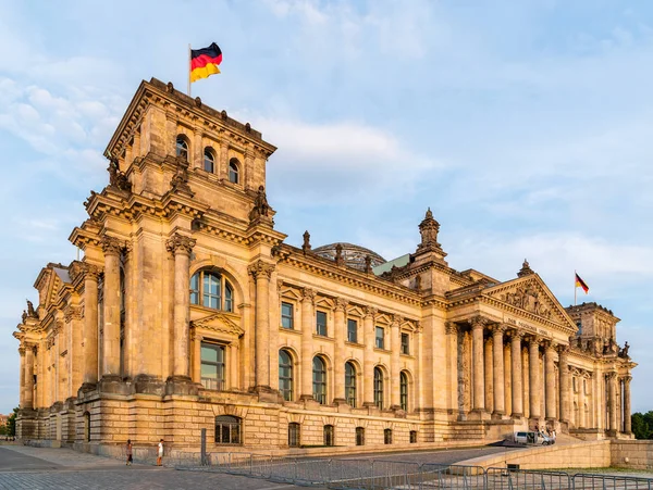 Panorámás kilátás a híres Reichstag épület i n Berlin — Stock Fotó