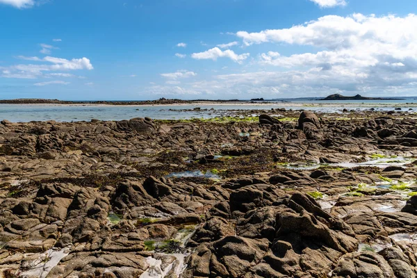 Uitzicht op het eiland Batz in de zomer — Stockfoto