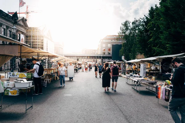 Street flea market in Berlin Mitte with sun flare — Stockfoto