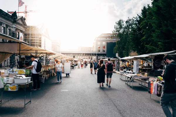 Marché aux puces de la rue à Berlin Mitte avec éruption solaire — Photo