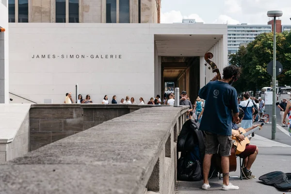 Buskers at James Simon Gallery in Berlin — Stok fotoğraf