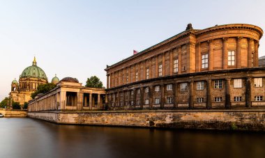 Berlin 'deki Spree Nehri ve Berlin Katedrali' nin manzarası