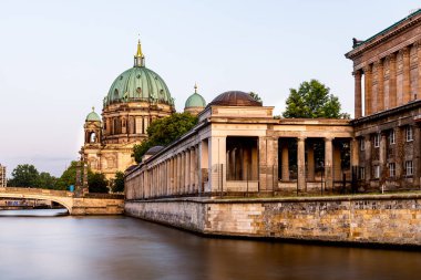 Berlin 'deki Spree Nehri ve Berlin Katedrali' nin manzarası