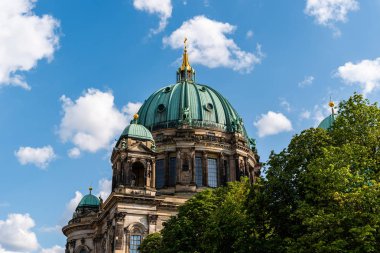 Berlin Katedrali'nin gökyüzüne karşı kubbesi