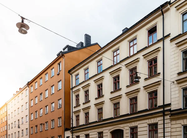 Edifícios residenciais antigos em Sofo distrito em Estocolmo — Fotografia de Stock