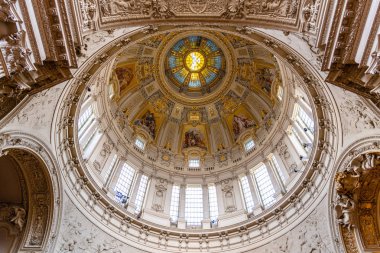 Berlin Katedrali 'nin kubbesinin iç manzarası.