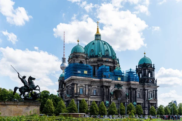 Catedral de Berlim em renovação contra o céu, Alemanha — Fotografia de Stock