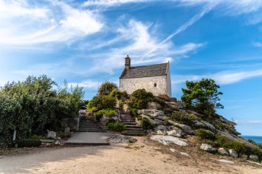 Roscoff 'taki Sainte Barbe Şapeli mavi gökyüzüne karşı