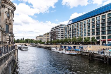 Berlin 'de tur tekneleri olan nehir kenarı.