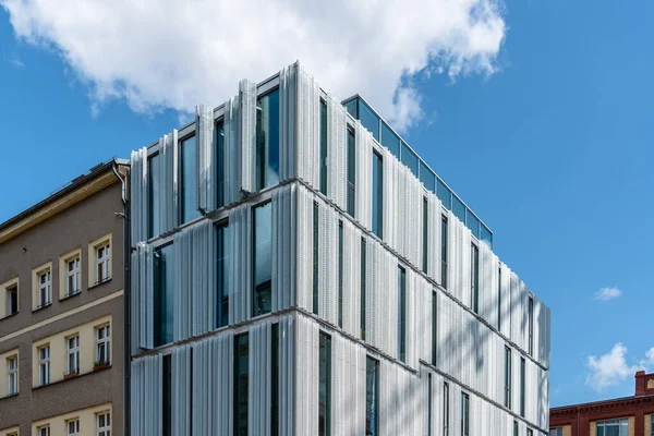 Modernes Bürogebäude mit Vorhangwand und Metallgittern — Stockfoto