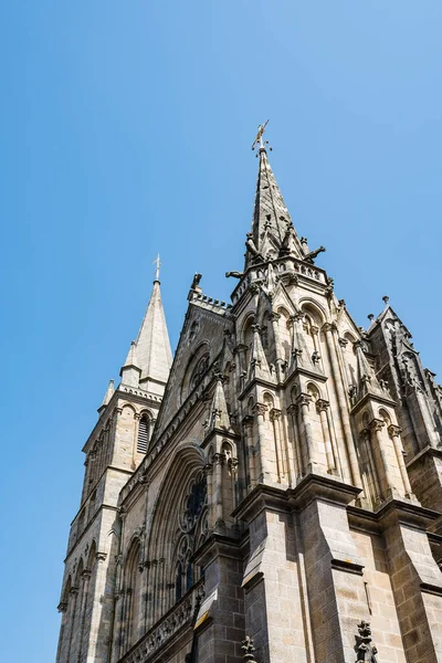 Låg vinkel utsikt över katedralen Saint Peter i Vanne — Stockfoto