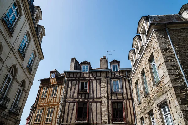 Kolorowe drewno oprawione średniowieczny dom w Bretanii — Zdjęcie stockowe