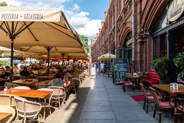 Gente disfrutando en terrazas de restaurantes en Berlín —  Fotos de Stock