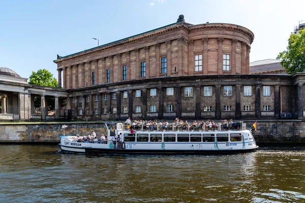 Περιήγηση με σκάφος από τον ποταμό Spree στο Βερολίνο — Φωτογραφία Αρχείου
