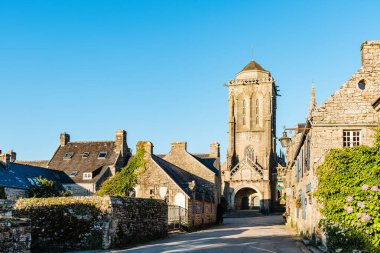 Brittany'deki Orta Çağ köyü Locronan'ı görüntüleyin