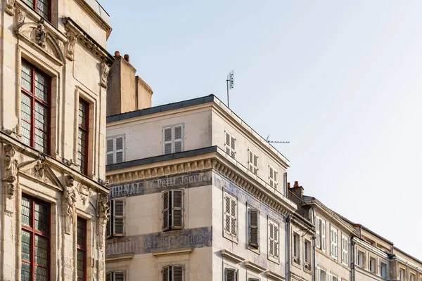 Decadenti vecchi edifici residenziali nella città europea — Foto Stock