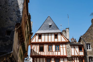 Brittany 'deki renkli kereste çerçeveli ortaçağ evi