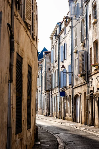 Strada stretta nel centro storico di La Rochelle — Foto Stock