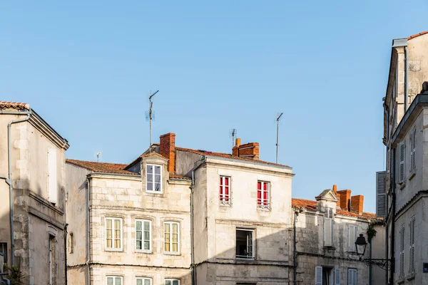 Vieux bâtiments résidentiels décadents dans la ville européenne — Photo