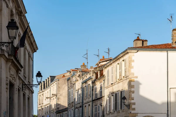 Vieux bâtiments résidentiels décadents dans la ville européenne — Photo