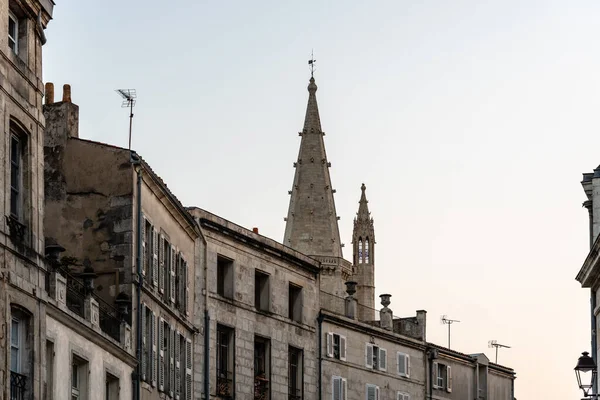 Dekadentní staré obytné budovy v evropském městě — Stock fotografie