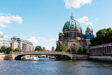 Berlin 'deki Spree Nehri ve Berlin Katedrali' nin manzarası