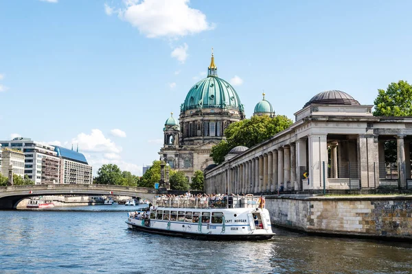 Passeio de barco de turismo pelo rio Spree em Berlim — Fotografia de Stock