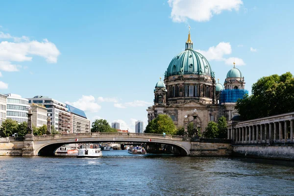 Vista panorâmica do rio Spree e da Catedral de Berlim em Berlim — Fotografia de Stock