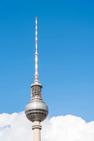 Torre de televisão contra o céu azul com nuvens em Berlim — Fotografia de Stock