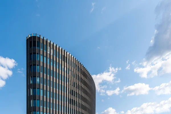 Moderní skleněný kancelářský mrakodrap v oblasti Friedrichstrasse v Berlíně — Stock fotografie