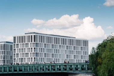 Berlin 'deki modern cam ofis binası.