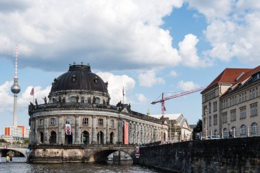 Berlin 'deki Spree Nehri ve Müze Adası manzarası