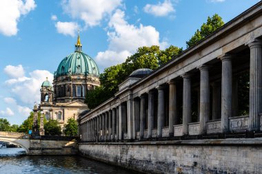 Berlin 'deki Spree Nehri ve Berlin Katedrali' nin manzarası