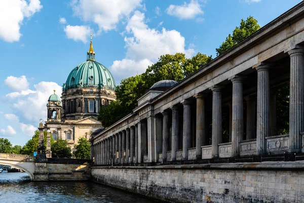 Vista panorámica del río Spree y la catedral de Berlín en Berlín — Foto de Stock